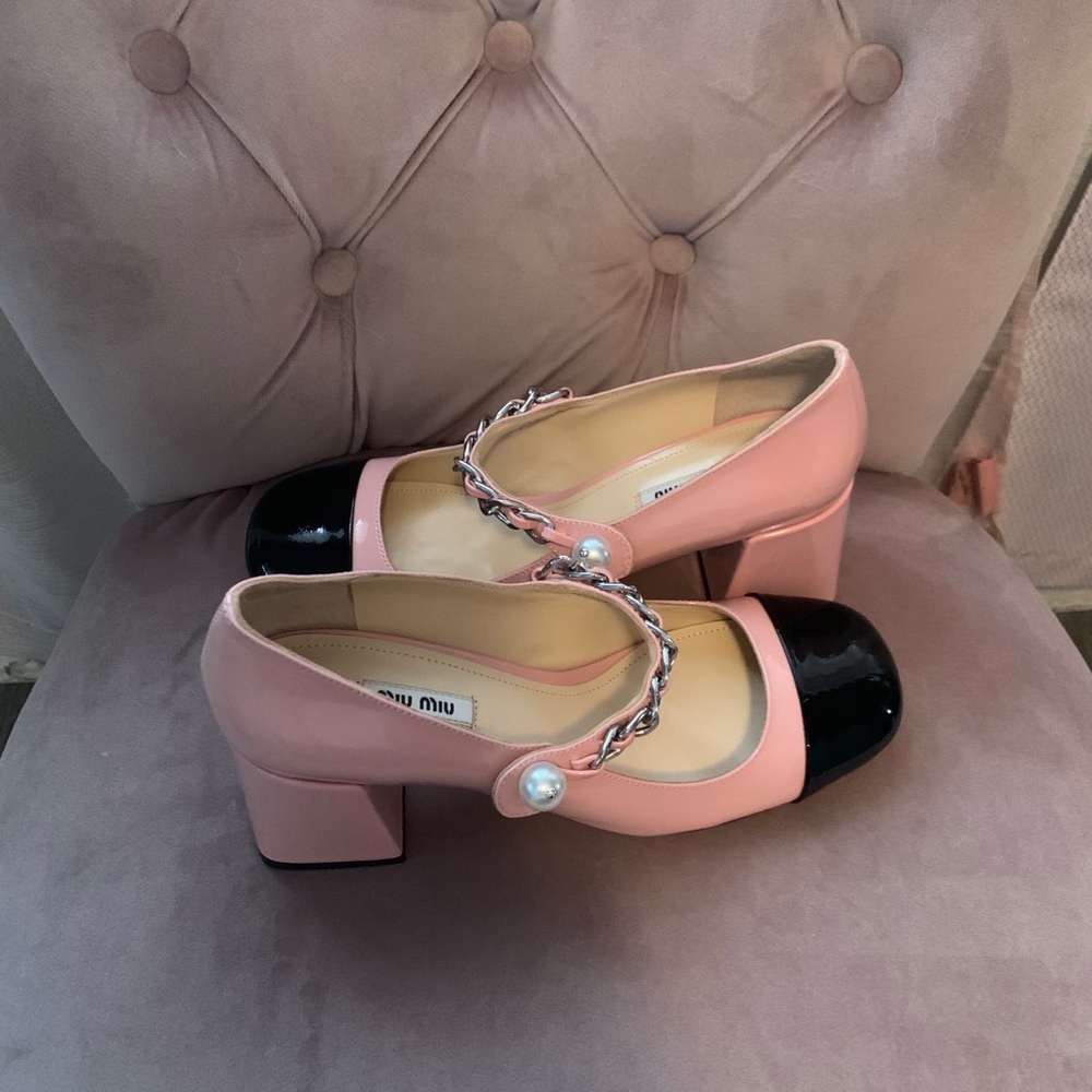 Shoe - Picture 2 of 7